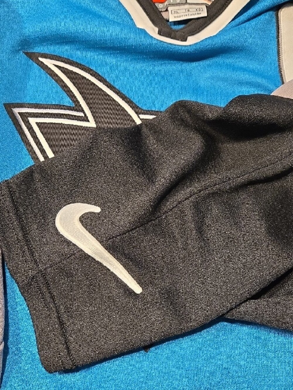 Vintage San Jose Sharks hockey jersey featuring former captain Owen Nolan - Picture 5 of 8